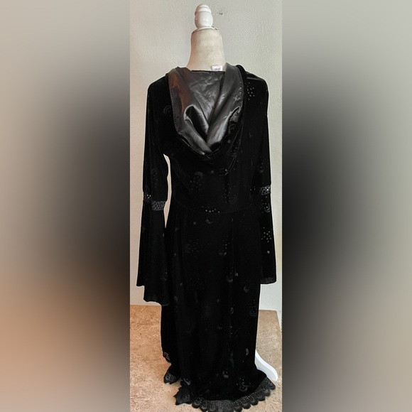 SPIRIT Velvet Burnout Hooded Bell Sleeve Dress - Picture 5 of 9